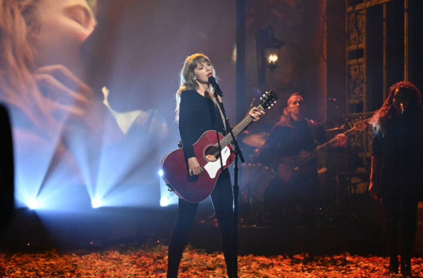  Taylor Swift sings the 10-minute All Too Well on SNL – Los Angeles Times