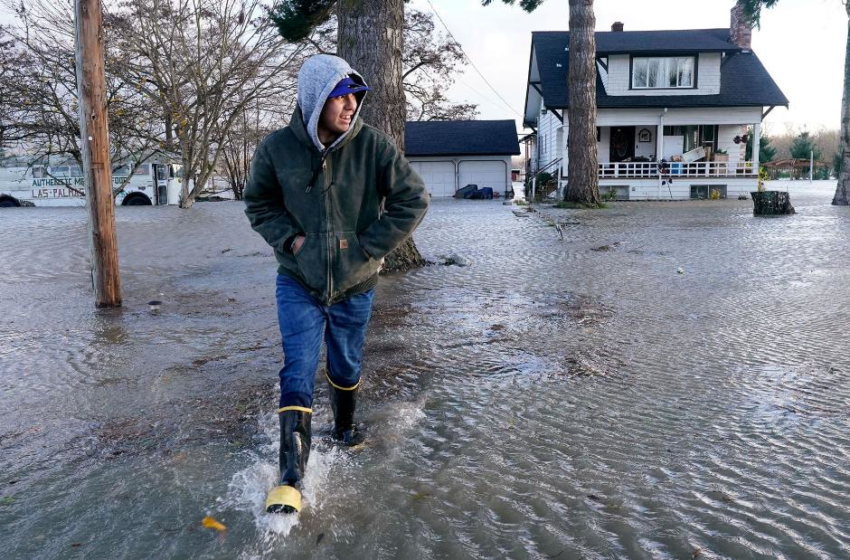  Flooding in Washington state displaces hundreds and closes section of I-5 – CNN