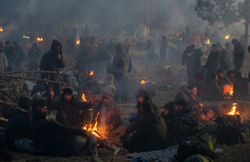  Melee Erupts Between Migrants in Belarus and Polish Border Forces – The New York Times