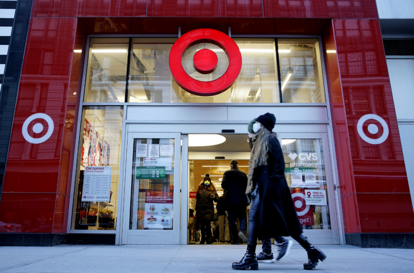  Target tops earnings estimates, but shares fall as retailer focuses on keeping customer prices low – CNBC