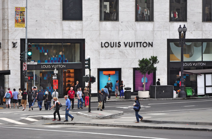  Thieves emptied out SFs Union Square Louis Vuitton store, police say – SFGate