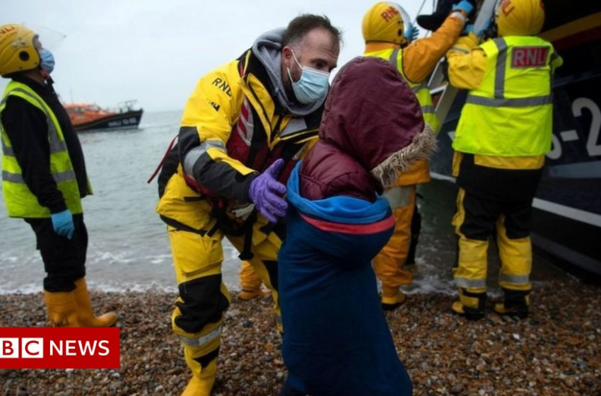  Channel deaths: More boats arrive after 27 people drown – BBC News