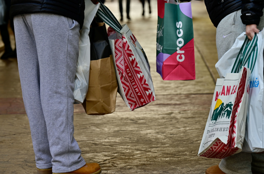  Black Friday shopping in stores drops 28% from pre-pandemic levels as shoppers spread spending throughout the season – CNBC