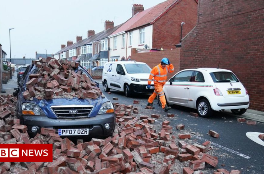  Storm Arwen: Third person dies as gale-force winds hit UK – BBC News