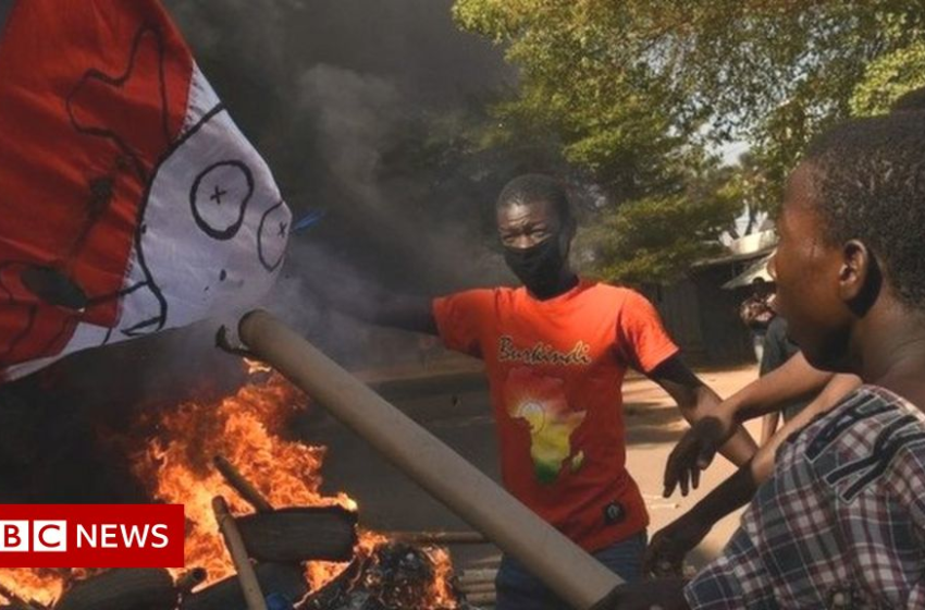  Burkina Faso: Tear gas fired at protesters decrying Islamist attacks – BBC News