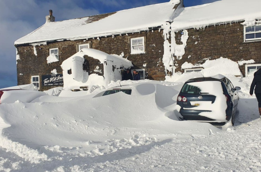  ‘Wonderwall’ of snow traps drinkers, and Oasis tribute band, in remote U.K. pub – NBC News