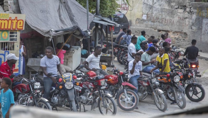  Temwanyaj kèk jèn inivèsitè k ap fè taksi moto nan Pòtoprens