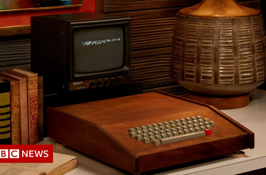  Apples original computer fetches $400,000 at US auction – BBC News