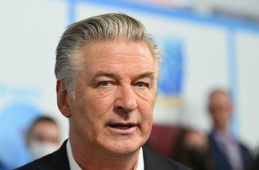  Rust crew member sues Alec Baldwin, armorer and assistant director over fatal shooting on set – Yahoo Entertainment