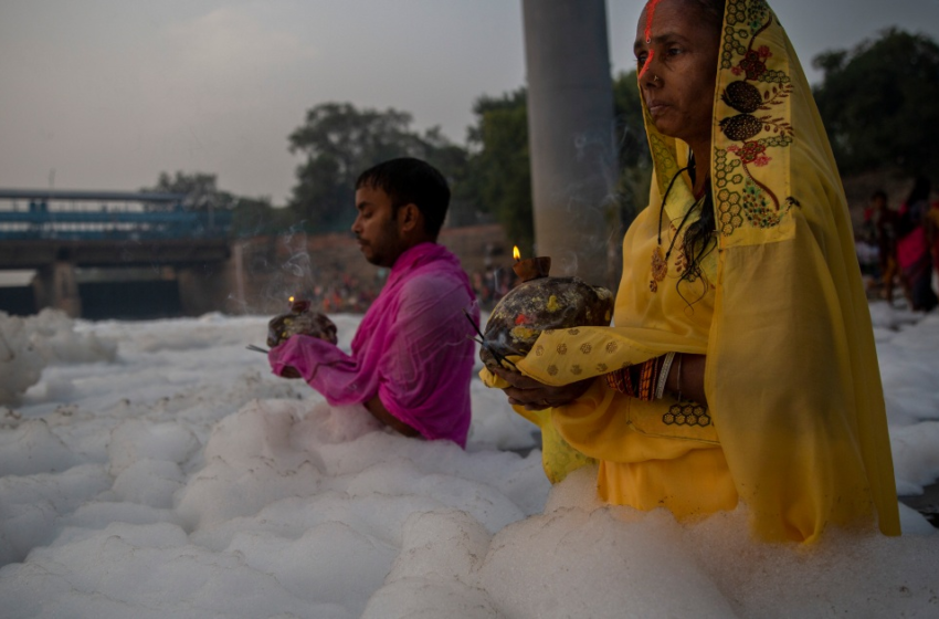  Hindus bathe in India’s sacred Yamuna covered with toxic foam – Al Jazeera English