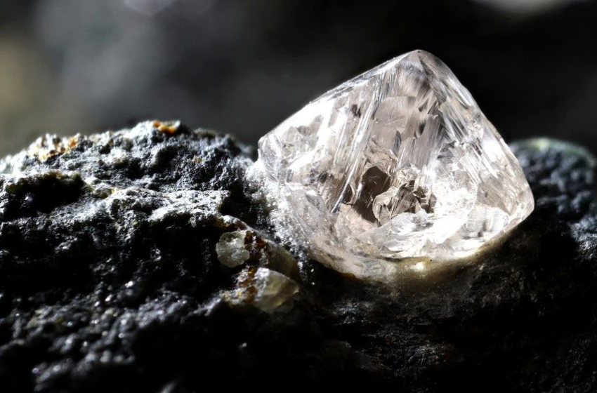  Diamond hauled from deep inside Earth holds never-before-seen mineral – Livescience.com