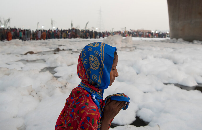  On Delhi’s Toxic River, Prayers to a Sun Struggling to Shine Through Smog – The New York Times