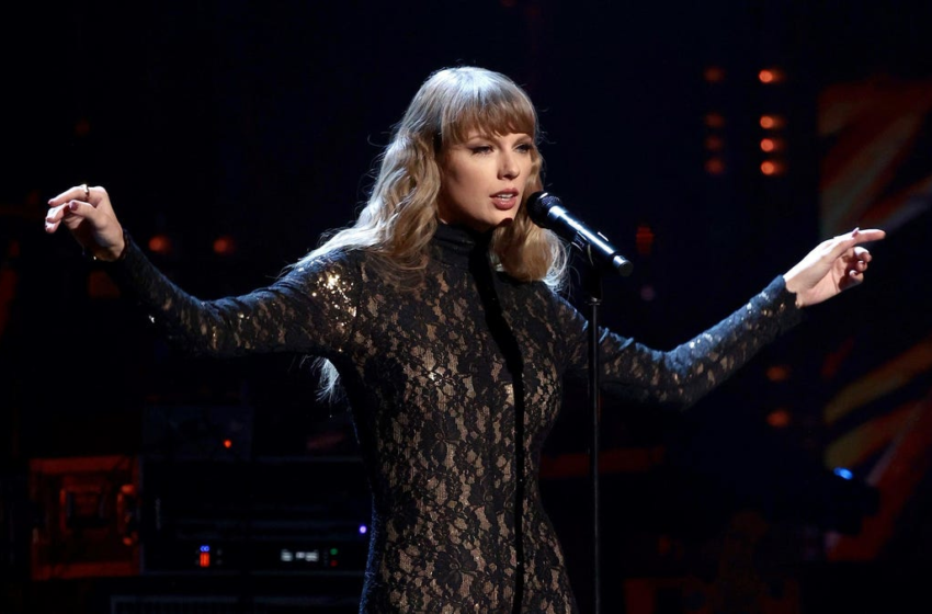  Taylor Swift unleashes her 30-song (Taylors Version) of Red – The A.V. Club