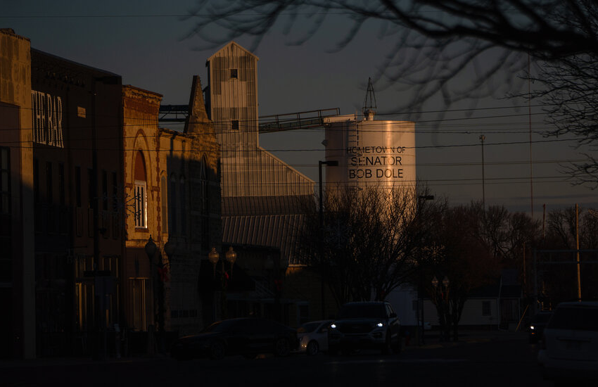  In Bob Doles Hometown, Kansans Grieve for the Man and His Political Style – The New York Times