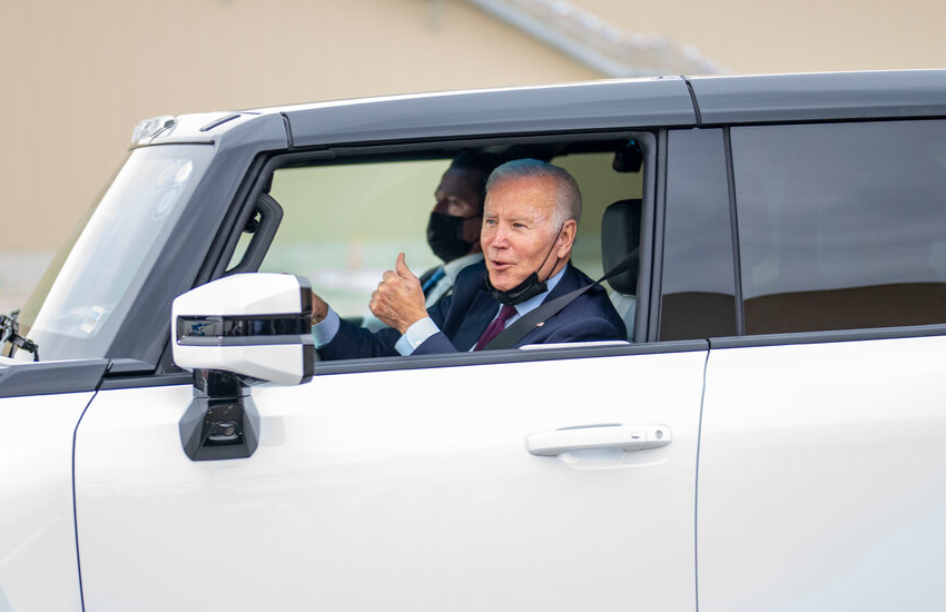  Biden Orders Federal Vehicles and Buildings to Use Renewable Energy by 2050 – The New York Times