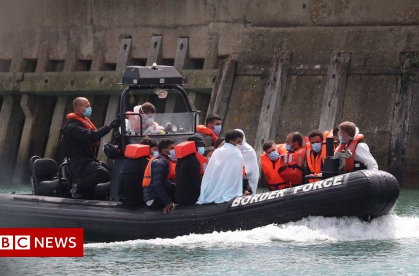  Channel migrants: Pushing back boats will increase danger, MPs warn – BBC News