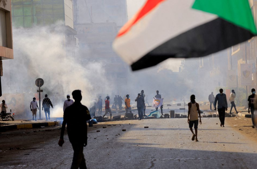  Sudan forces fire tear gas as protesters head to presidential palace – Reuters