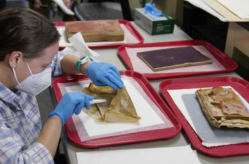  Antique photo, money and newspaper uncovered in second time capsule from Robert E. Lee statue – CBS News