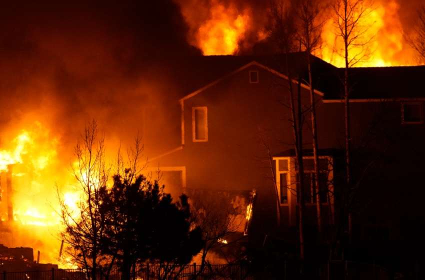  Tens of thousands flee as Colorado fires burn hundreds of homes – Al Jazeera English