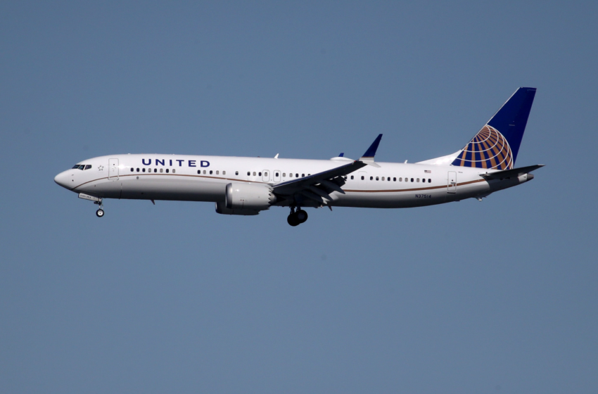  United Airlines offers pilots triple pay to ease omicron flight disruptions – CNBC