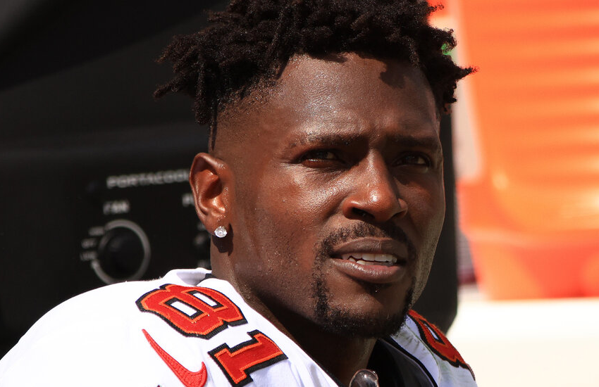  NFL Suspends Antonio Brown Over Fake Vaccination Card – The New York Times