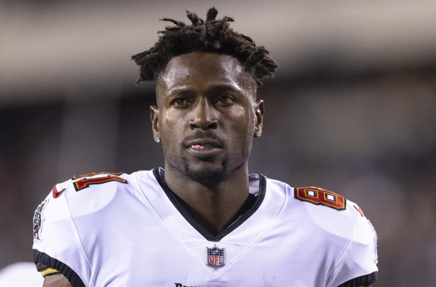  Antonio Brown and two other NFL players suspended for misrepresenting COVID-19 vaccine status – CBS News