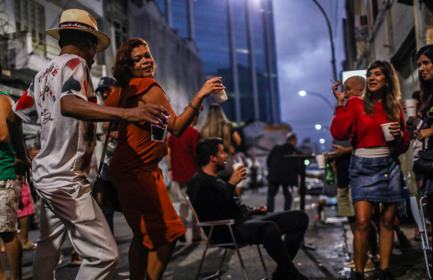  Samba, Cachaça and Pickled Eggs: ‘Dirty Feet’ Bars Are ‘Essence of Rio’ – The New York Times