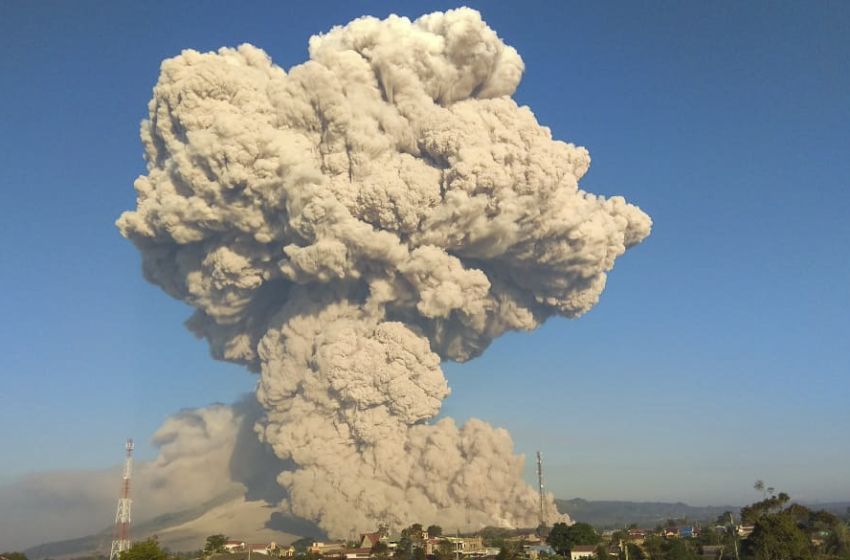  Residents flee in panic as Indonesia’s Semeru volcano erupts – Aljazeera.com