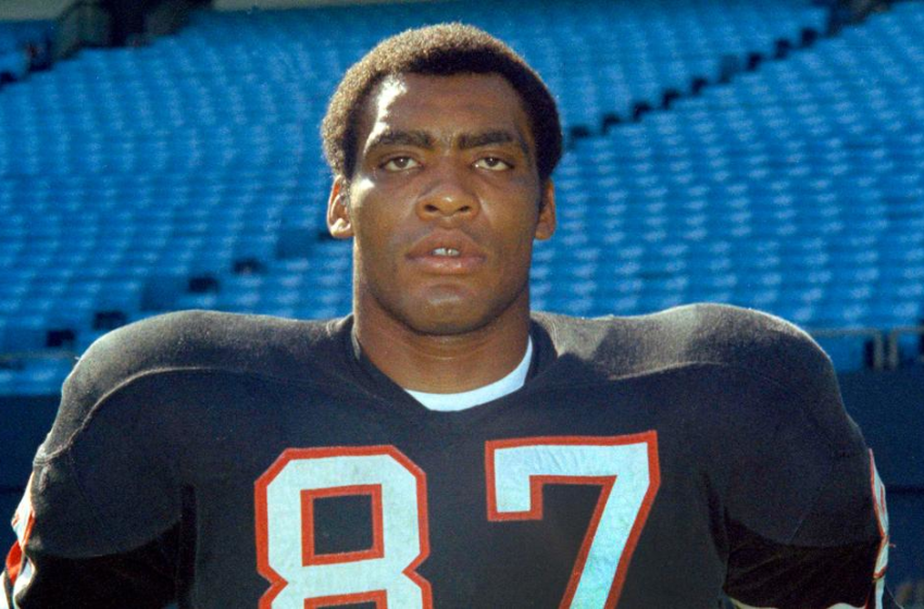  Pro Football Hall of Famer Claude Humphrey dies at 77 – CNN