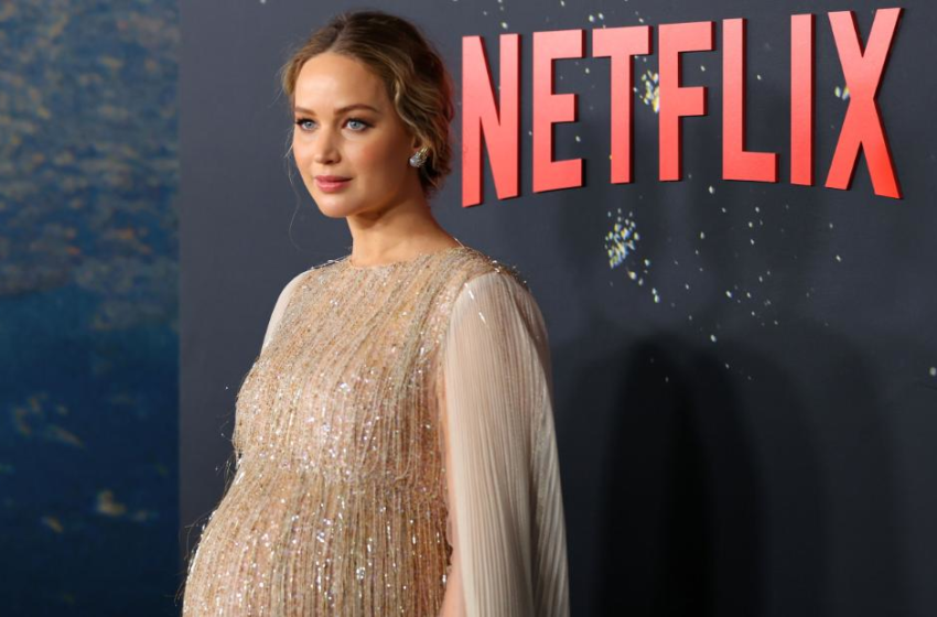  Pregnant Jennifer Lawrence dazzles in golden gown at Dont Look Up premiere – CNN