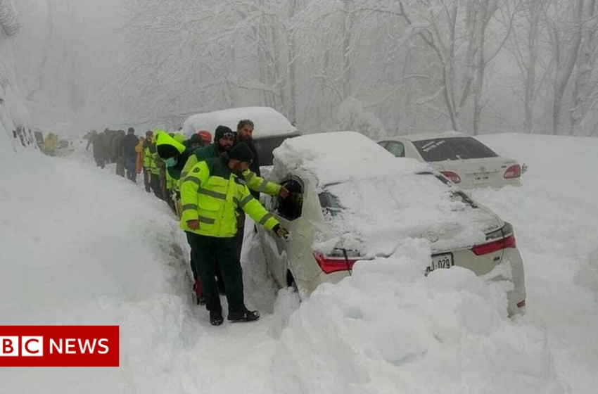  Pakistan snow: Deadly weather traps hundreds of drivers – BBC News