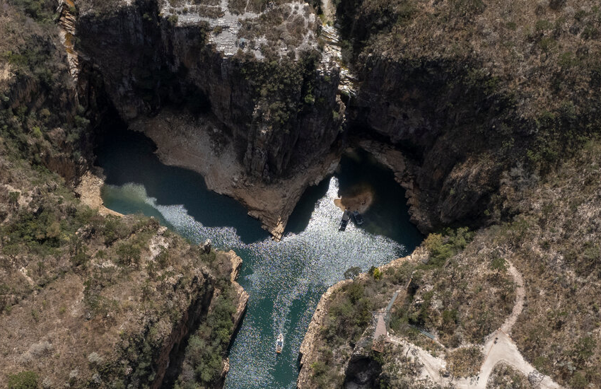  Cliff Collapses on Boaters in Brazil, Killing 10 – The New York Times