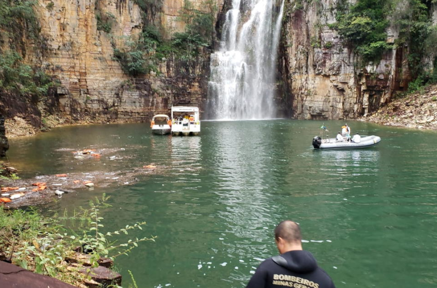  Dramatic video captures cliff collapsing on tourist boats, killing 10 in Brazil – CBS News