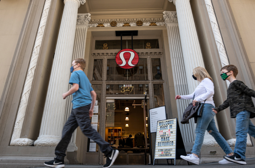  Lululemon shares fall after retailer sees fourth-quarter earnings, sales hurt due to omicron – CNBC