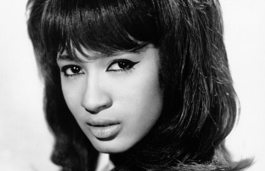  Ronnie Spector, Who Brought Edge to Girl-Group Sound, Dies at 78 – The New York Times