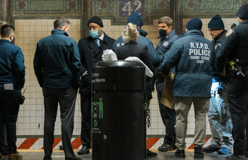  Woman Dies After Being Pushed Onto Subway Tracks in Times Square – The New York Times