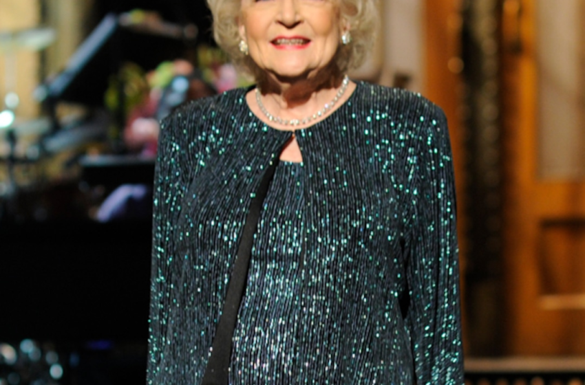  Betty White’s Assistant Shares One of the Comedian’s Final Photos on Her 100th Birthday – E! NEWS