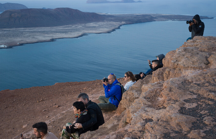  Undeterred by Omicron, Tourists Seek Sun in a Welcoming Spain – The New York Times