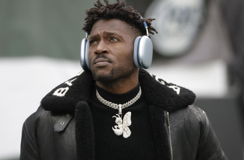  Antonio Brown “no longer a Buc” after stripping off equipment and storming off field midgame – CBS News