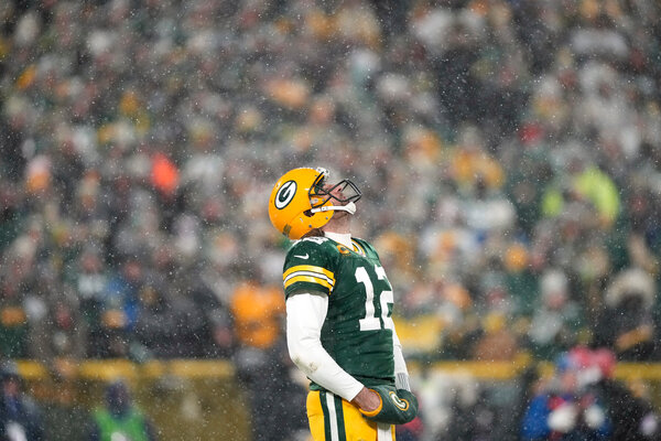  N.F.L. Playoffs: Top-Seeded Titans, Packers Fall on Last-Play Field Goals – The New York Times