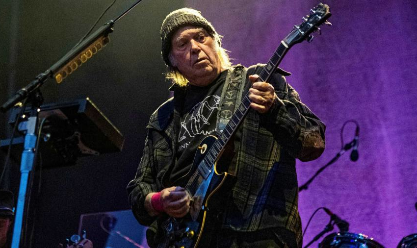  Neil Young tells Spotify it can’t have both him and Joe Rogan anymore – Ars Technica