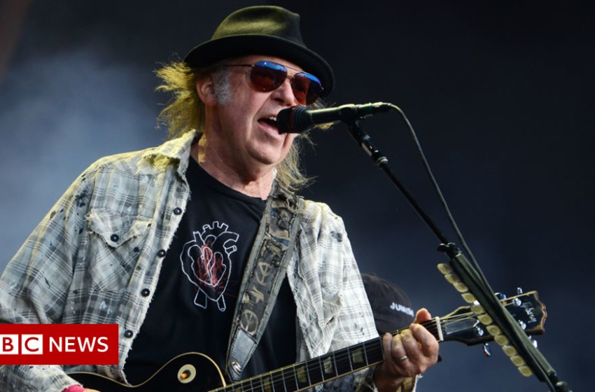  Spotify removes Neil Young after he calls for Joe Rogan to go – BBC News