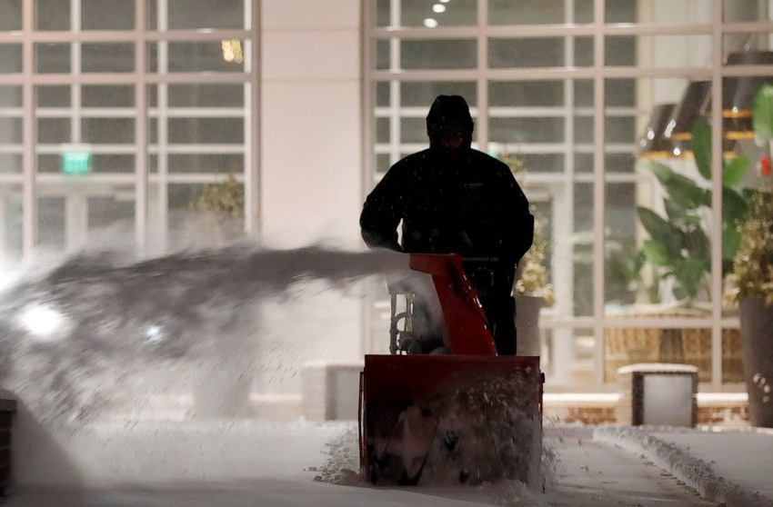  Winter storm lashes East Coast with deep snow, high winds – ABC News