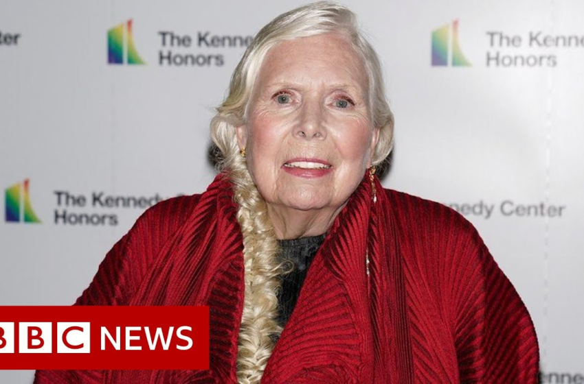  Singer Joni Mitchell wants songs off Spotify in Covid row – BBC News – BBC News