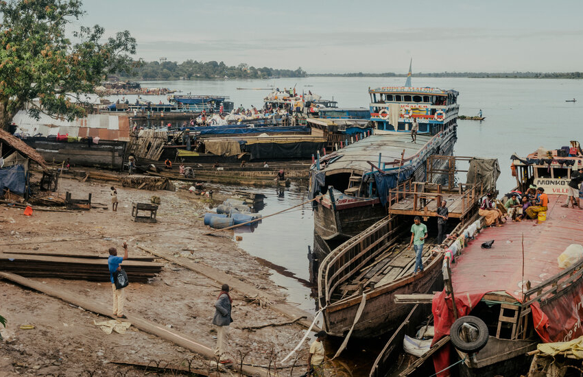  In Congo, Floating Pastors Follow Mobile Flocks Along Busy River – The New York Times