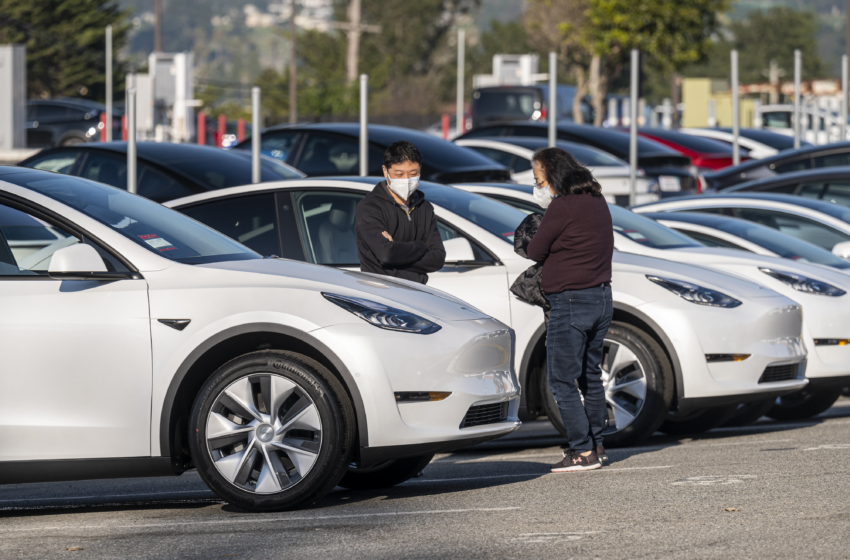  Tesla to recall FSD Beta software that let drivers slowly roll past stop signs – CNBC