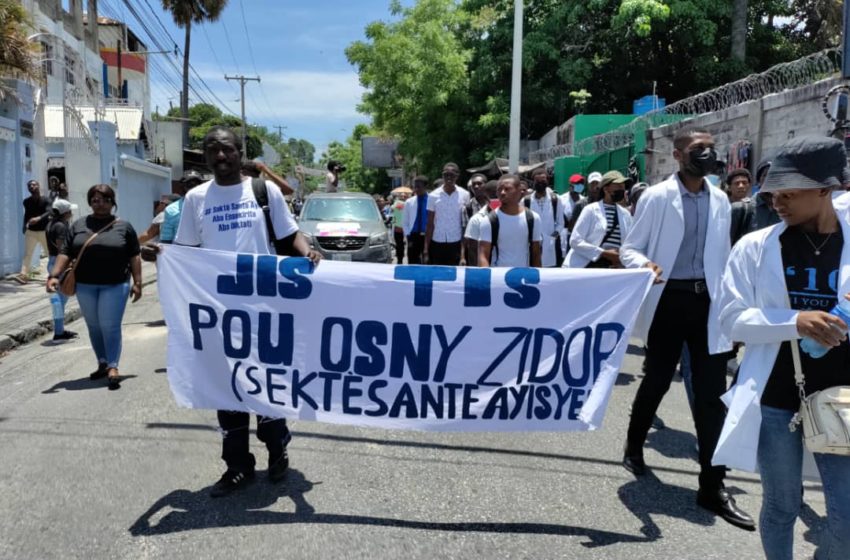  Les étudiants de l’École de médecine et de pharmacie de la FMP ont marché pour rendre hommage au camarade Osny Izidor