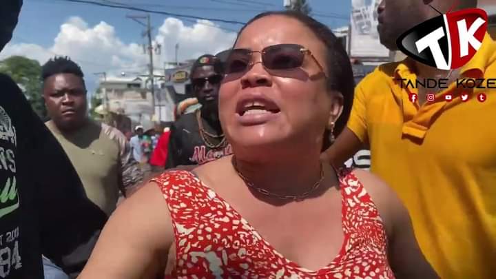  Magalie Habitant prise en crochet par des manifestants à Petion-Ville