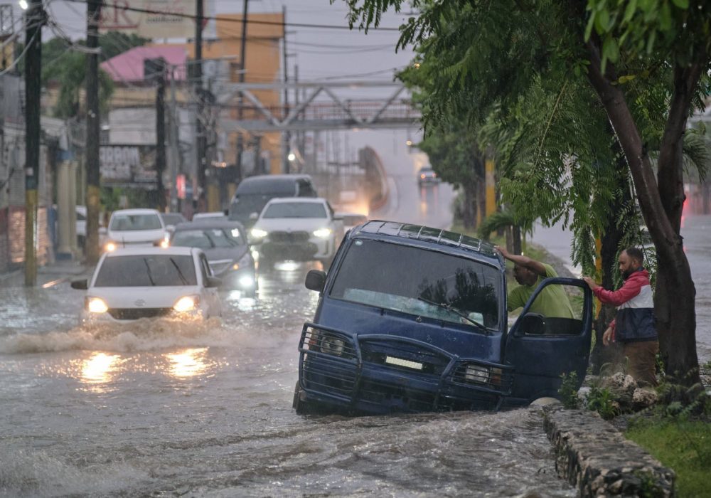 des-rues-inondee-par-les-pluies-causees-par-la-tempete-tropicale-melissa-a-saint-domingue-en-republique-dominicaine-photo-sipa-ricardo-hernandez-1761465831.jpg